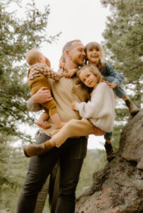 Dad holds his four children while being photographed in Estes Park, Colorado